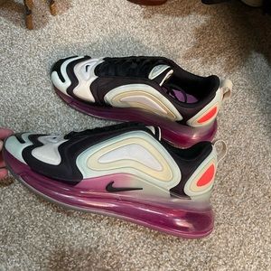 Womens Nike Air Max 720 Size 9